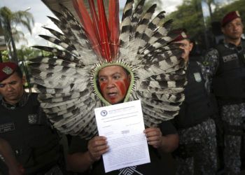 En esta foto del 6 de diciembre de 2018, el Jefe Kreta de Kaigang protesta en la entrada de la sede de transición del entonces presidente electo Jair Bolsonaro en Brasilia, Brasil. Foto: Eraldo Peres / AP / Archivo.