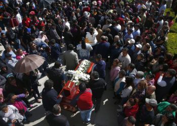 Asistentes al funeral de una persona que murió cuando explotó un oleoducto en el pueblo de Tlahuelilpan, México, el domingo 20 de enero de 2019. Foto: Claudio Cruz / AP.