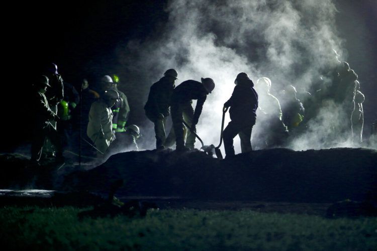 Personal de Pemex, Petróleos Mexicanos, trabaja en la zona donde explotó una toma ilegal de gasolina en un ducto en Tlahuelilpan, estado de Hidalgo, México, sábado 19 de junio de 2019. Una gran bola de fuego mató a al menos 66 personas, y había decenas de heridos y desaparecidos. (AP Foto/Claudio Cruz)