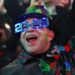 Un hombre festeja la llegada de 2019 bajo una lluvia de confeti durante la celebración del Año Nuevo en Times Square, Nueva York, el 1 de enero de 2019. (AP Foto/Adam Hunger)