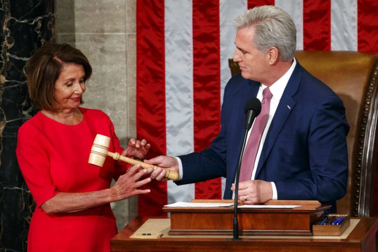 La demócrata Nancy Pelosi recibe de manos del líder de la minoría republicana en la Cámara de Representantes, Kevin McCarthy, el martillo de presidenta de esa instancia legislativa después de que fuera elegida al cargo en el Capitolio en Washington, el jueves 3 de enero de 2019. Foto: Carolyn Kaster / AP.