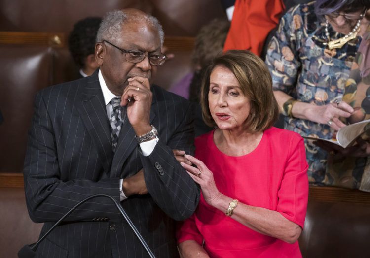 La presidenta de la Cámara de Representantes, la demócrata Nancy Pelosi, con el legislador demócrata James Clyburn en el Congreso en Washington el 3 de enero del 2019. Foto: J. Scott Applewhite / AP.