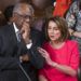 La presidenta de la Cámara de Representantes, la demócrata Nancy Pelosi, con el legislador demócrata James Clyburn en el Congreso en Washington el 3 de enero del 2019. Foto: J. Scott Applewhite / AP.