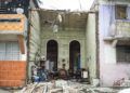 Vista de una calle de la barriada de Luyanó, un día después del tornado que azotó La Habana. Foto: Otmaro Rodríguez.