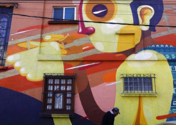 Un mural en la calle de Tepeji, donde vivió el director Alfonso Cuarón en la década de 1970 en la colonia Roma Sur. (Foto AP/Rebecca Blackwell)