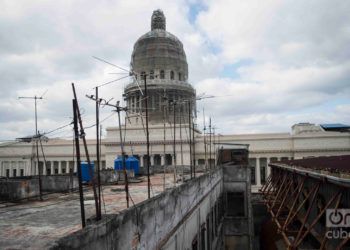 Vista de la azotea del piso superior del edificio todavía habitado en la manzana del cine-teatro Payret y la sala polivalente Kid Chocolate. Enfrente, la cúpula del Capitolio de La Habana. Foto: Otmaro Rodríguez.