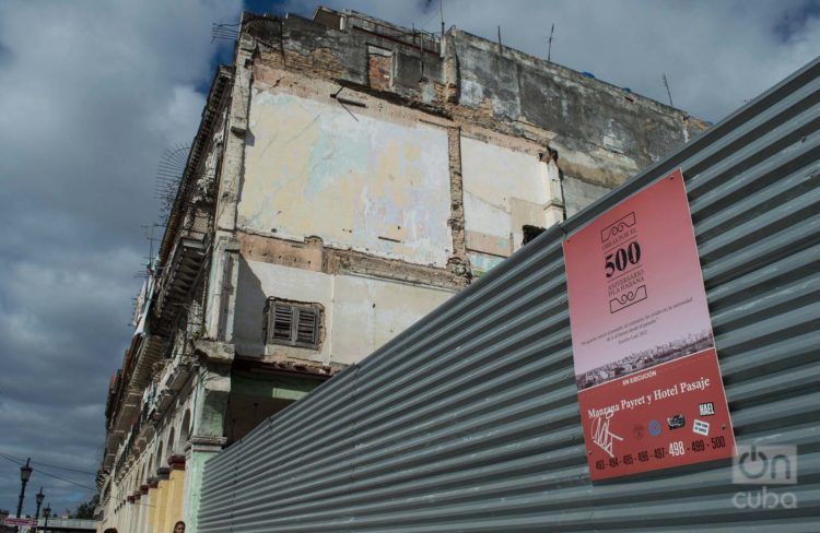 Cartel que anuncia el proyecto hotelero existente para la manzana del cine-teatro Payet, en La Habana. Foto: Otmaro Rodríguez.