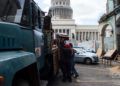 Mudanza de vecinos del edificio de Teniente Rey y Zulueta, en la manzana del cine-teatro Payret y a pocos metros del Capitolio de La Habana. Foto: Otmaro Rodríguez.