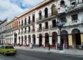 Vista frontal desde la calle Prado del edificio todavía habitado en la manzana del cine-teatro Payret y la sala polivalente Kid Chocolate, con ropa tendida en sus balcones. Foto: Otmaro Rodríguez.