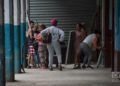 Mudanza de vecinos del edificio de Teniente Rey y Zulueta, en la manzana del cine-teatro Payret y a pocos metros del Capitolio de La Habana. Foto: Otmaro Rodríguez.