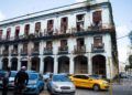 Edificio en la esquina de Teniente Rey y Zulueta, en la manzana del cine-teatro Payret, de donde son mudados sus vecinos por el proyecto hotelero existente para la zona. Foto: Otmaro Rodríguez.