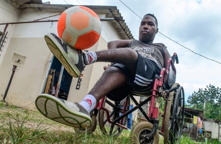 Jarold Quintana Figueroa consiguió su record de 400 golpes en 3 minutos. Pese a sus condiciones físicas, su esfuerzo en su práctica diaria le permite estar apto para esta modalidad. Foto: Otmaro Rodríguez.