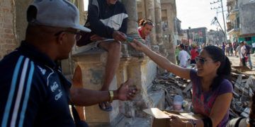 La cantante cubana Haydee Milanés entrega comida y otros árticulos necesarios a varios damnificado tras el paso del tornado, el miércoles 30 de enero de 2019, en La Habana. Foto: Yander Zamora / EFE: