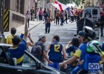 Sábado 24 de noviembre de 2018. Horas antes de que comience la gran final (luego se suspendería), hinchas de Boca Juniors (con las camisetas azules y amarillo) e hinchas de River Plate (con las camisetas rojo y blanco) coinciden en una calle de Buenos Aires y se agreden verbalmente. Foto: Kaloian.