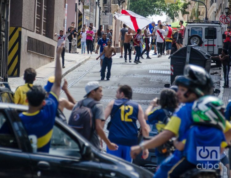 Sábado 24 de noviembre de 2018. Horas antes de que comience la gran final (luego se suspendería), hinchas de Boca Juniors (con las camisetas azules y amarillo) e hinchas de River Plate (con las camisetas rojo y blanco) coinciden en una calle de Buenos Aires y se agreden verbalmente. Foto: Kaloian.