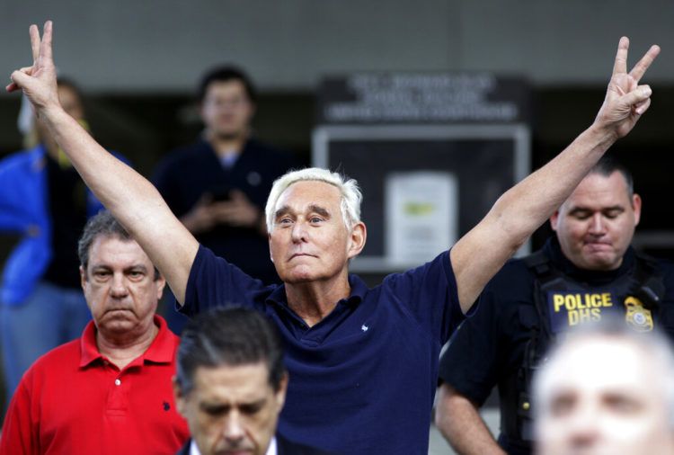 El ex asesor de campaña del presidente Donald Trump, Roger Stone, sale de un tribunal federal luego de una audiencia, el viernes 25 de enero de 2019, en Fort Lauderdale, Florida. Foto: Lynne Sladky / AP.