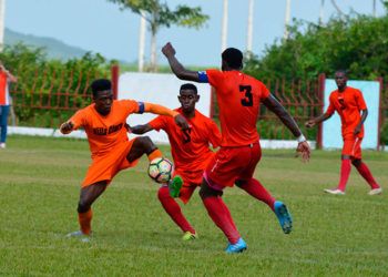 Partido de la Liga Nacional de fútbol de Cuba entre los equipos de Villa Clara (de naranja) y Santiago de Cuba (de rojo). Foto: Ernesto Alejandro Álvarez / Vanguardia / Archivo.