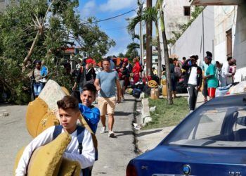 Damnificados por el intenso tornado del 27 de enero de 2019 en La Habana. Foto: EFE.