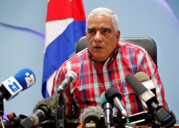 Luis Ladrón de Guevara, director de transporte de pasajeros del Ministerio de Transporte en Cuba, habla hoy durante una rueda de prensa, en La Habana. Foto: Ernesto Mastrascusa / EFE.