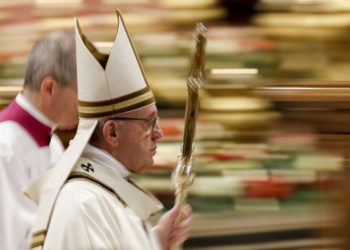 Fotografía tomada con velocidad de obturación lenta del papa Francisco tras celebrar la misa de la Epifanía en la Basílica de San Pedro, en el Vaticano, el domingo 6 de enero de 2019. Foto: Andrew Medichini / AP.