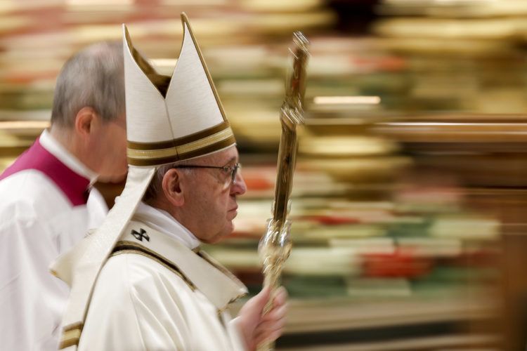 Fotografía tomada con velocidad de obturación lenta del papa Francisco tras celebrar la misa de la Epifanía en la Basílica de San Pedro, en el Vaticano, el domingo 6 de enero de 2019. Foto: Andrew Medichini / AP.