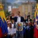 Juan Guaidó, líder opositor y presidente de la Asamblea Nacional, se declara presidente "encargado" de Venezuela durante un evento público demandando la renuncia del mandatario Nicolás Maduro en Caracas, Venezuela, el miércoles 23 de enero de 2019. (AP Foto/Fernando Llano)