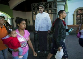 Un cartón recortado a tamaño natural con la fotografía del venezolano Nicolás Maduro en la entrada de un parque público en Caracas, el 25 de enero de 2019. Foto: Rodrigo Abd / AP.