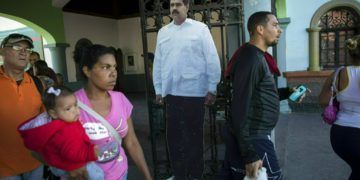 Un cartón recortado a tamaño natural con la fotografía del venezolano Nicolás Maduro en la entrada de un parque público en Caracas, el 25 de enero de 2019. Foto: Rodrigo Abd / AP.