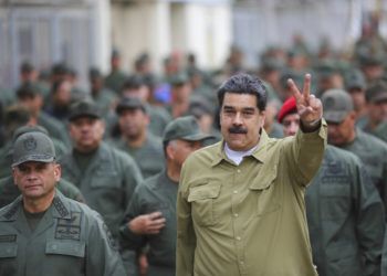 En esta foto publicada por la Oficina de Prensa de la Presidencia de Miraflores, el presidente de Venezuela, Nicolás Maduro, hace un gesto con la mano y la letra "V" de victoria después de llegar a la base militar de Tiuna en Caracas, Venezuela, el 30 de enero de 2019. Foto: Marcelo García / Oficina de Prensa de la Presidencia de Venezuela, vía AP / Archivo.