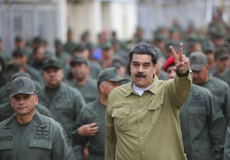 En esta foto publicada por la Oficina de Prensa de la Presidencia de Miraflores, el presidente de Venezuela, Nicolás Maduro, hace un gesto con la mano y la letra "V" de victoria después de llegar a la base militar de Tiuna en Caracas, Venezuela, el 30 de enero de 2019. Foto: Marcelo García / Oficina de Prensa de la Presidencia de Venezuela, vía AP / Archivo.