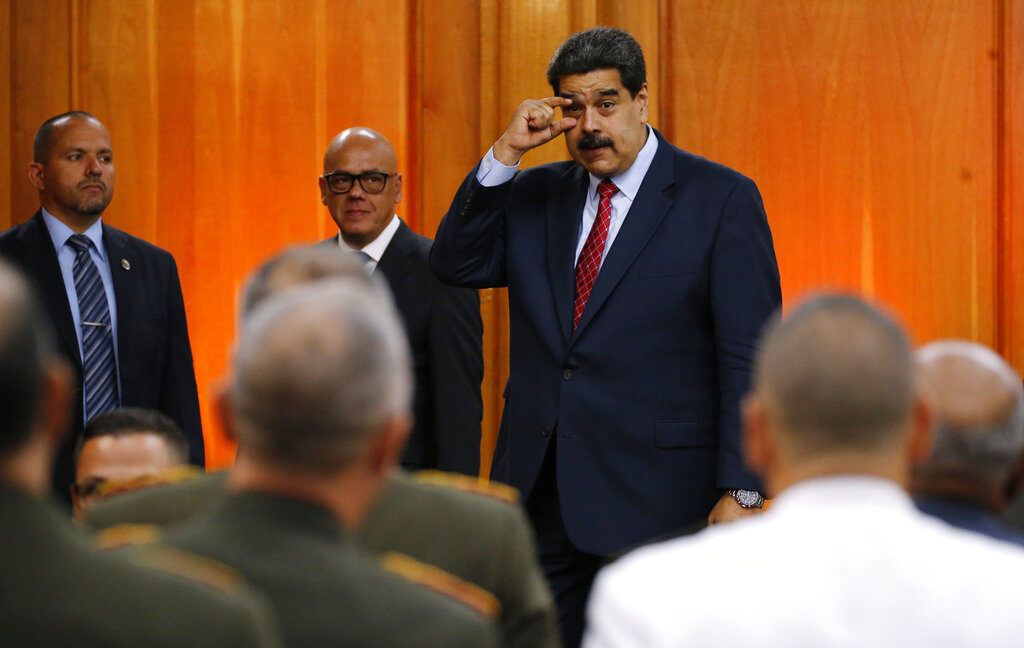 El presidente venezolano, Nicolás Maduro, gesticula para decir a los líderes militares que mantengan los ojos abiertos, hacia el final de una conferencia de prensa en el palacio presidencial de Caracas, el viernes 25 de enero de 2019. Foto: Ariana Cubillos / AP.