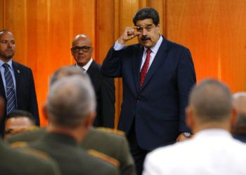 El presidente venezolano, Nicolás Maduro, gesticula para decir a los líderes militares que mantengan los ojos abiertos, hacia el final de una conferencia de prensa en el palacio presidencial de Caracas, el viernes 25 de enero de 2019. Foto: Ariana Cubillos / AP.