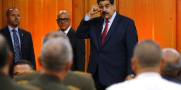 El presidente venezolano, Nicolás Maduro, gesticula para decir a los líderes militares que mantengan los ojos abiertos, hacia el final de una conferencia de prensa en el palacio presidencial de Caracas, el viernes 25 de enero de 2019. Foto: Ariana Cubillos / AP.