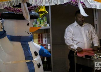 Los muñecos de nieve inflables animaron el fin de año en Santiago de Cuba. Foto: Frank Lahera Ocallaghan.