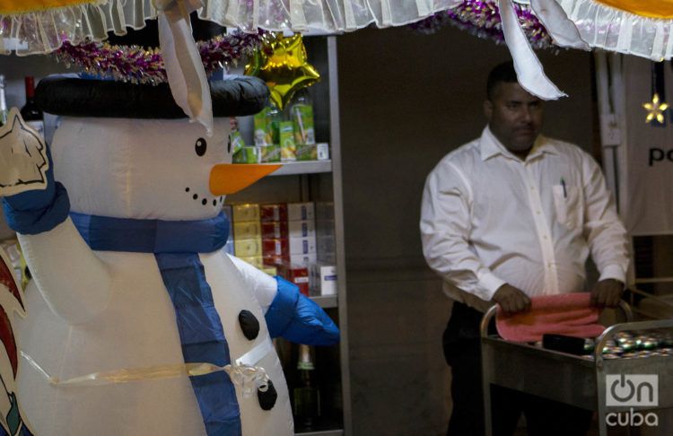 Los muñecos de nieve inflables animaron el fin de año en Santiago de Cuba. Foto: Frank Lahera Ocallaghan.