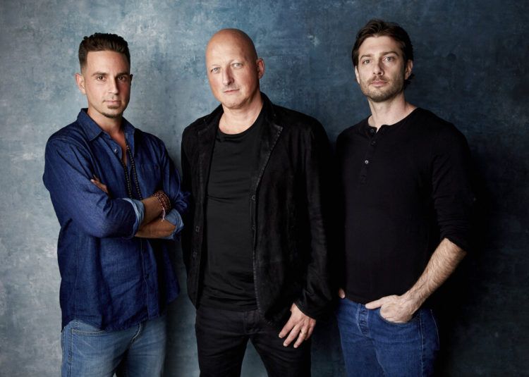 De izquierda a derecha Wade Robson, el director Dan Reed y James Safechuck posan para un retrato durante la promoción del documental "Leaving Neverland" en el Festival de Cine de Sundance, el jueves 24 de enero del 2019 en Park City, Utah. Foto por Taylor Jewell/Invision/AP.