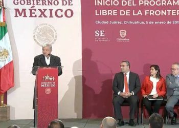 El presidente mexicano Andrés Manuel López Obrador (izq) presenta el plan para la Zona Libre en la Frontera Norte, el sábado 5 de enero de 2019. Foto: publimetro.com.mx