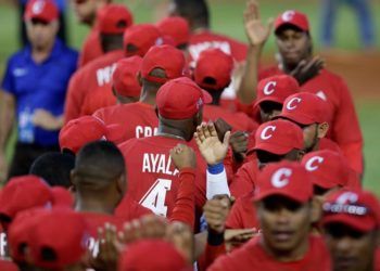 Ganar se ha convertido en una obsesión para el béisbol cubano, y eso solo aumenta la presión sobre los jugadores. Foto: EFE/ Carlos Lemos