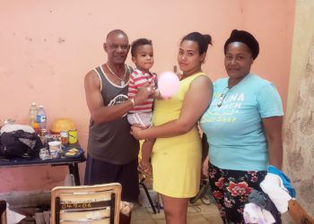 Mirurgia Stevens (der) junto a su familia en el albergue Estrella Roja, en La Habana. Foto: Michel Hernández.