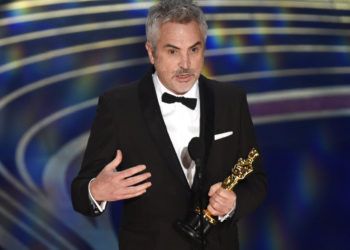 Alfonso Cuarón recibe el Oscar a la mejor cinematografía por "Roma", el domingo 24 de febrero del 2019 en el Teatro Dolby en Los Angeles. Foto: Chris Pizzello/Invision/AP.