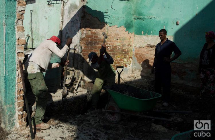 Contructores trabajan en la reparación de una vivienda dañada tras el tornado sufrido por La Habana el 27 de enero de 2019. Foto: Otmaro Rodríguez.