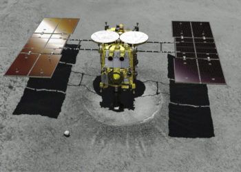 En esta imagen de archivo, creada con computadora y distribuida por la Agencia Japonesa de Exploración Aeroespacial (JAXA), se muestra la sonda espacial no tripulada Hayabusa2 acercándose al asteroide Ryugu. Foto: JAXA vía AP.