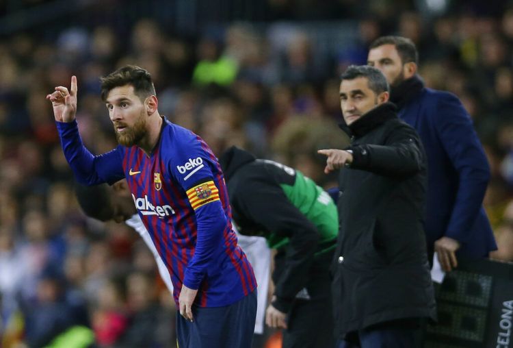 El delantero argentino Lionel Messi (izquierda) junto a su entrenador Ernesto Valverde durante el partido ante el Valencia en la Liga española, el sábado 2 de febrero de 2019. Foto: Manu Fernández / AP.