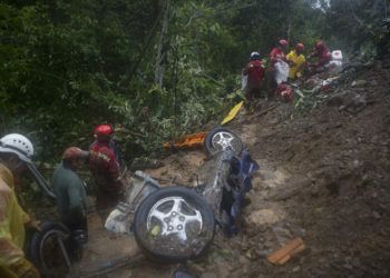 Bomberos buscan sobrevivientes después de un alud de lodo en las afueras de El Choro, Bolivia, el sábado 2 de febrero de 2019. Foto: Juan Karita / AP.