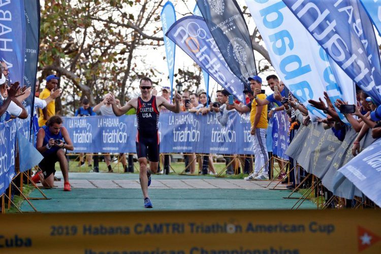 El estadounidense Collin Chartier llega a la meta en primer lugar, en la categoría Elite este sábado, durante el Campeonato Iberoamericano de Triatlón en La Habana. Foto: Ernesto Mastrascusa / EFE.