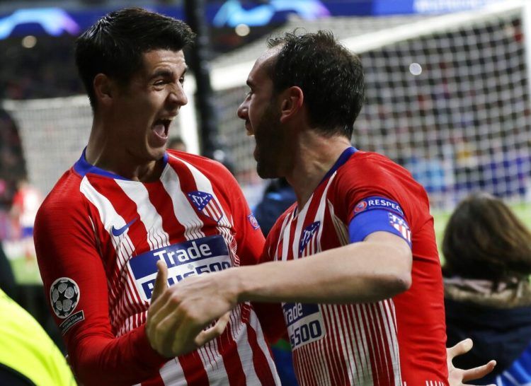 El zaguero uruguayo Diego Godín (derecha) del Atlético de madrid festeja con Alvaro Morata tras marcar el segundo gol en la victoria 2-0 ante Juventus en los octavos de final de la Liga de Campeones, el miércoles 20 de febrero de 2019. (AP Foto/Manu Fernández)