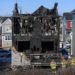 Bomberos inspeccionan una casa que se quemó en Halifax, Canadá, el 19 de febrero de 2019. Foto: Darren Calabrese / The Canadian Press vía AP.