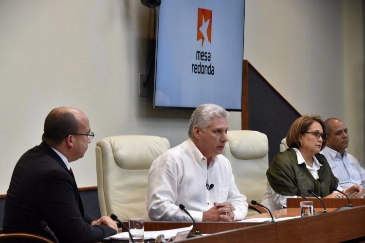 El presidente cubano, Miguel Díaz-Canel (2-i), en una intervención televisiva sobre la recuperación tras el intenso tornado sufrido días atrás por La Habana, el 6 de febrero de 2019. Foto: @PresidenciaCuba / Twitter.