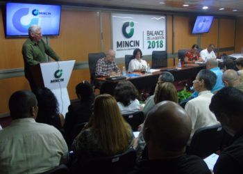 El presidente cubano, Miguel Díaz-Canel, habla durante el balance del Ministerio de Comercio Interior de Cuba. Foto: @BetsyDazVelzqu1 / Twitter.