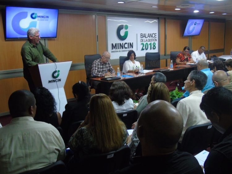 El presidente cubano, Miguel Díaz-Canel, habla durante el balance del Ministerio de Comercio Interior de Cuba. Foto: @BetsyDazVelzqu1 / Twitter.